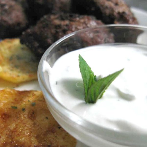 Κεφτεδάκια με ντιπ γιαουρτιού και δυόσμο| Meatballs with yogurt and mint dip in the Zagori region